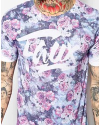 blaues T-Shirt mit einem Rundhalsausschnitt mit Blumenmuster