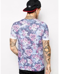 blaues T-Shirt mit einem Rundhalsausschnitt mit Blumenmuster