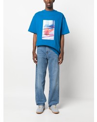 blaues T-Shirt mit einem Rundhalsausschnitt mit Blumenmuster von Calvin Klein Jeans