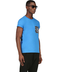 blaues T-Shirt mit einem Rundhalsausschnitt von Alexander McQueen