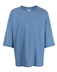 blaues T-Shirt mit einem Rundhalsausschnitt von Homme Plissé Issey Miyake