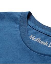 blaues T-Shirt mit einem Rundhalsausschnitt