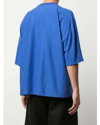 blaues T-Shirt mit einem Rundhalsausschnitt von Homme Plissé Issey Miyake