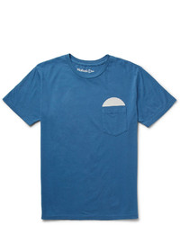 blaues T-Shirt mit einem Rundhalsausschnitt