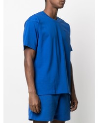 blaues T-Shirt mit einem Rundhalsausschnitt von adidas