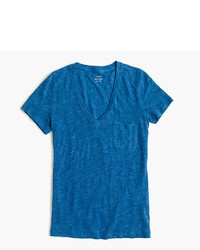 blaues T-Shirt mit einem V-Ausschnitt