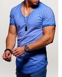 blaues T-Shirt mit einem V-Ausschnitt von behype