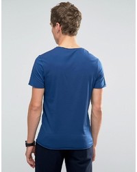 blaues T-Shirt mit einem V-Ausschnitt von Selected