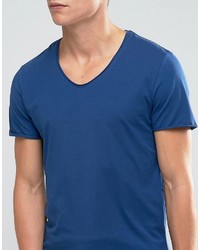 blaues T-Shirt mit einem V-Ausschnitt von Selected