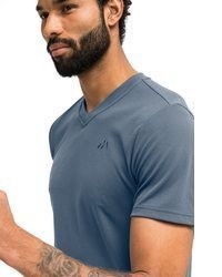 blaues T-Shirt mit einem V-Ausschnitt von maier sports