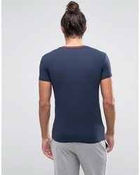 blaues T-Shirt mit einem V-Ausschnitt von Emporio Armani