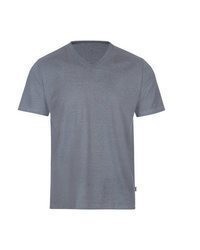 blaues T-Shirt mit einem V-Ausschnitt von Trigema