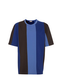 blaues vertikal gestreiftes T-Shirt mit einem Rundhalsausschnitt