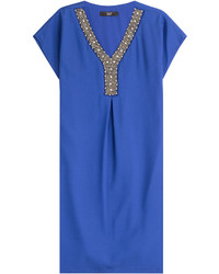 blaues verziertes gerade geschnittenes Kleid