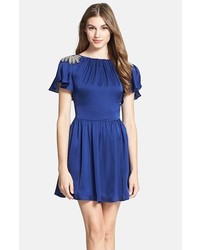 blaues verziertes Kleid