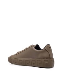 braune bedruckte Leder niedrige Sneakers von Versace