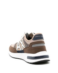 braune bedruckte Segeltuch niedrige Sneakers von Armani Exchange