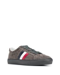 braune bedruckte Wildleder niedrige Sneakers von Moncler