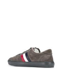 braune bedruckte Wildleder niedrige Sneakers von Moncler