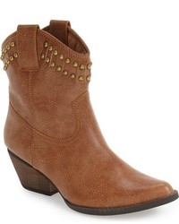 braune beschlagene Lederstiefel