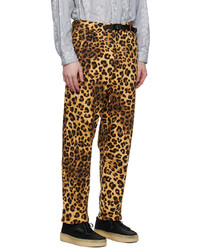 braune Chinohose mit Leopardenmuster von AïE