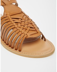 braune flache Sandalen aus Leder von Asos