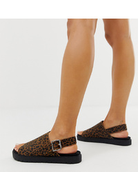 braune flache Sandalen aus Wildleder mit Leopardenmuster von Monki