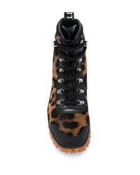 braune flache Stiefel mit einer Schnürung aus Kalbshaar mit Leopardenmuster von Moncler