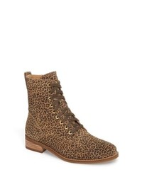 braune flache Stiefel mit einer Schnürung aus Leder mit Leopardenmuster
