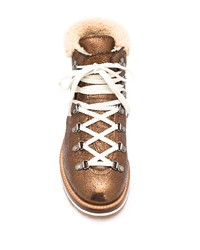 braune flache Stiefel mit einer Schnürung aus Leder von Moncler