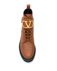 braune flache Stiefel mit einer Schnürung aus Leder von Valentino