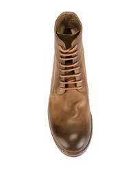 braune flache Stiefel mit einer Schnürung aus Leder von Marsèll