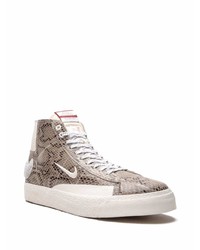 braune hohe Sneakers aus Leder mit Schlangenmuster von Nike