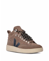 braune hohe Sneakers aus Leder von Veja