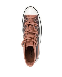 braune hohe Sneakers aus Segeltuch von Converse