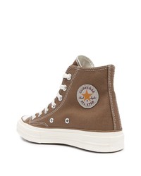 braune hohe Sneakers aus Segeltuch von Converse