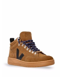 braune hohe Sneakers aus Wildleder von Veja