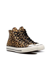 braune hohe Sneakers mit Leopardenmuster von Converse