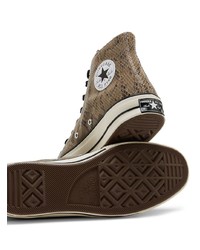 braune hohe Sneakers mit Schlangenmuster von Converse