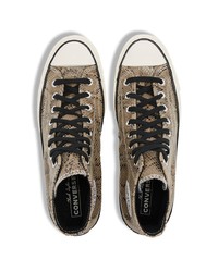 braune hohe Sneakers mit Schlangenmuster von Converse