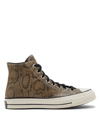 braune hohe Sneakers mit Schlangenmuster von Converse