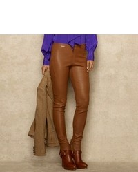 30 Jährige: Wie braune enge Hose aus Leder mit brauner Lederhose zu  kombinieren – 3 Damen Outfits warm Wetter 2024