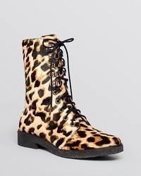 braune Lederstiefel mit Leopardenmuster