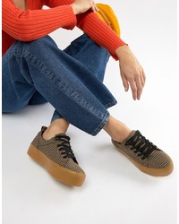 braune niedrige Sneakers von Bershka
