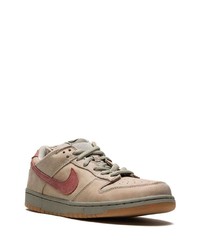 braune niedrige Sneakers von Nike