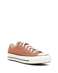 braune niedrige Sneakers von Converse