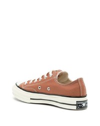 braune niedrige Sneakers von Converse