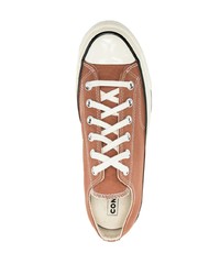 braune niedrige Sneakers von Converse