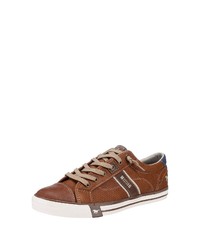 braune niedrige Sneakers von Mustang