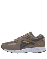 braune niedrige Sneakers von Reebok Classic